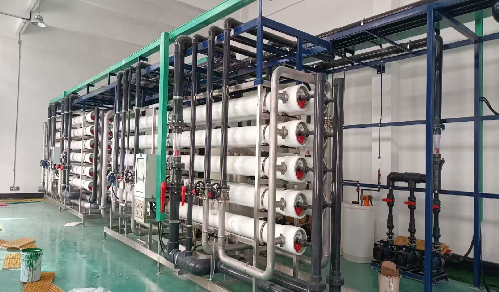 针对国内某半导体行业的用水需求：高纯水工艺用水量35m3/h、工艺回水量30%、一级RO用水10m3/h、浓水回用6m3/h